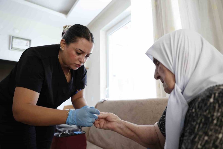 Hastalar Evlerinde Muayene Ediliyor, Sağlık Kuruluşlarına Ulaştırılıyor
