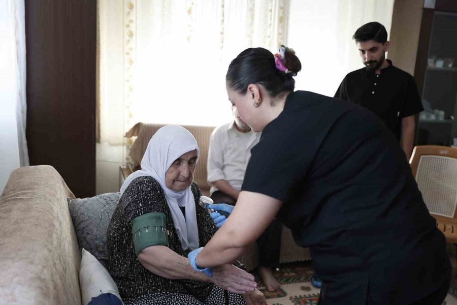 Hastalar Evlerinde Muayene Ediliyor, Sağlık Kuruluşlarına Ulaştırılıyor
