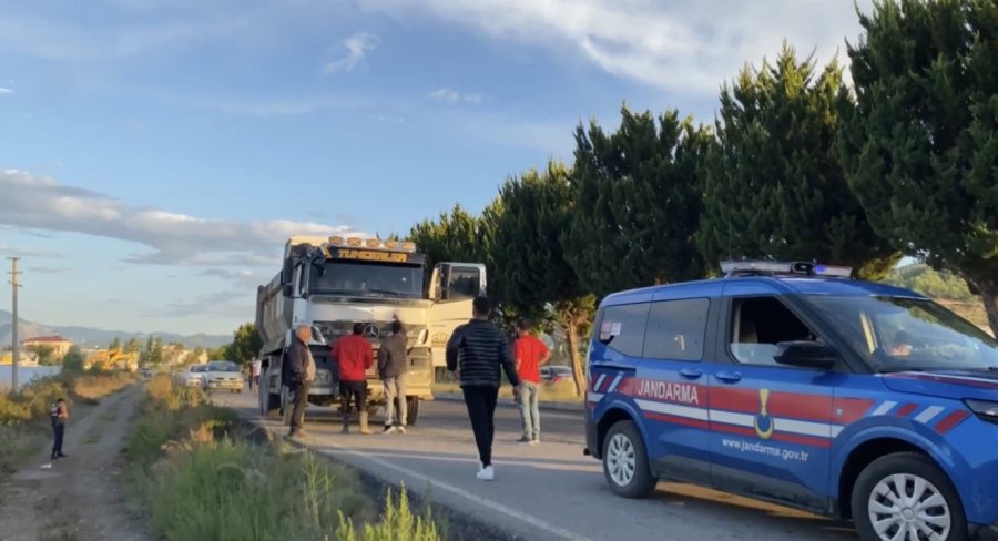 Antalya’da Seyir Halindeki Kamyon Kurşunlandı: 1 Yaralı