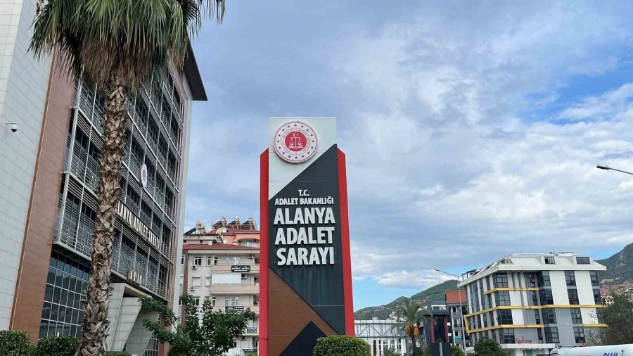 Alanya’da Kuşlara Yönelik Vahşet Kamerada: Birinin Kafasını Ağzıyla, Diğerinin Bıçakla Kesti