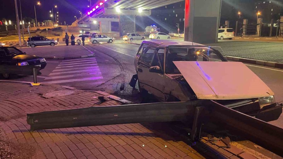 Kavşakta Çarpışan Otomobillerden Biri Bariyerlere Çarparak Durabildi: 2 Yaralı