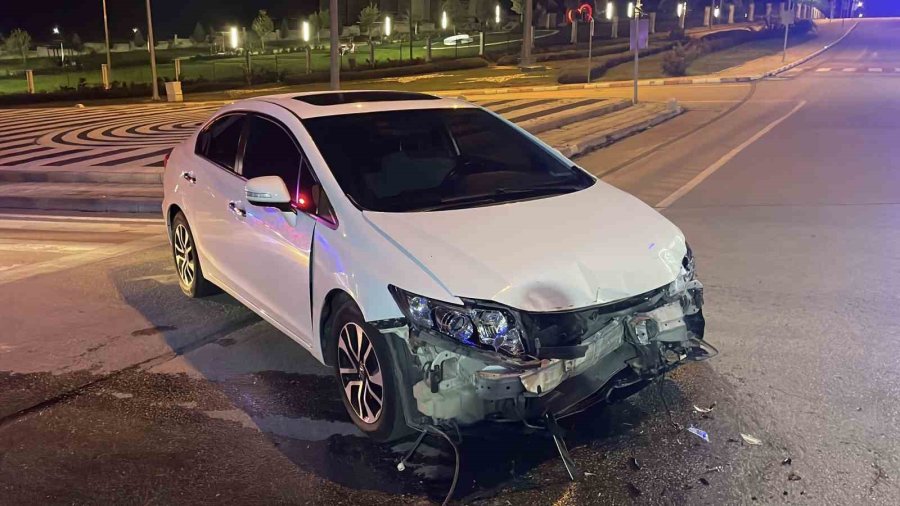 Kavşakta Çarpışan Otomobillerden Biri Bariyerlere Çarparak Durabildi: 2 Yaralı