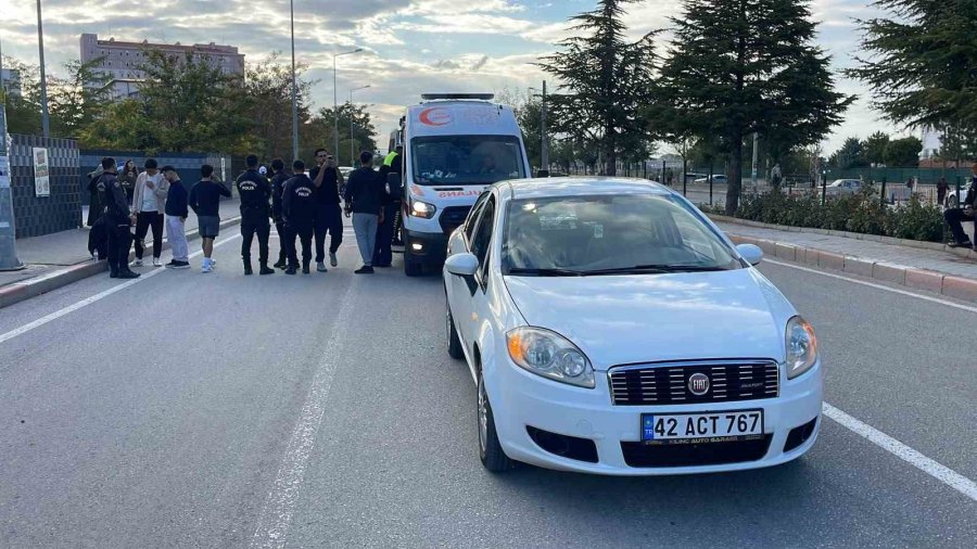 Karaman’da Yaya Geçidinde Duran Otomobile Çarpan Motosikletin Sürücüsü Yaralandı