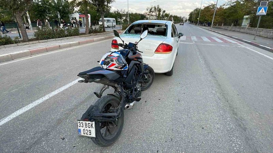 Karaman’da Yaya Geçidinde Duran Otomobile Çarpan Motosikletin Sürücüsü Yaralandı