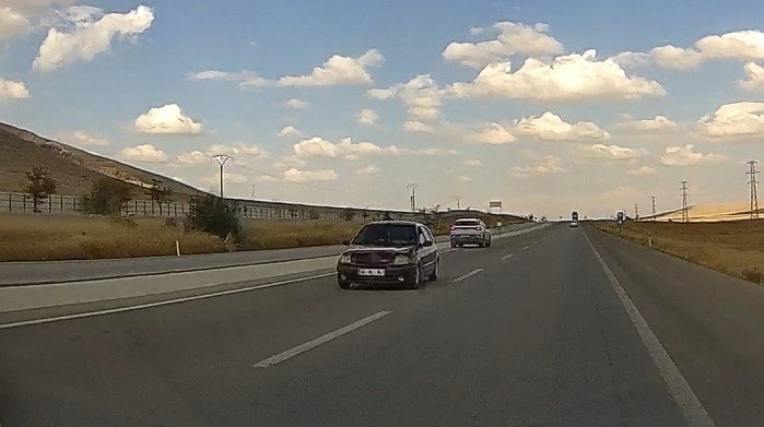 Ters Yönde İlerleyen Otomobil Kazaya Davetiye Çıkardı