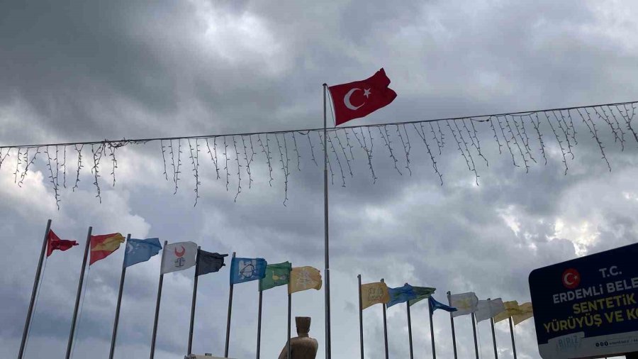 Peş Peşe Yaşandı: Önce Hortum Çıktı Daha Sonra Kuvvetli Rüzgâr Ve Yağış Geldi