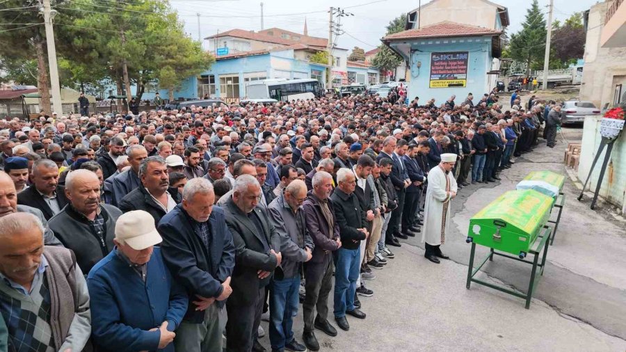 Niğde’de Kazada Hayatını Kaybeden Kardeşler Toprağa Verildi