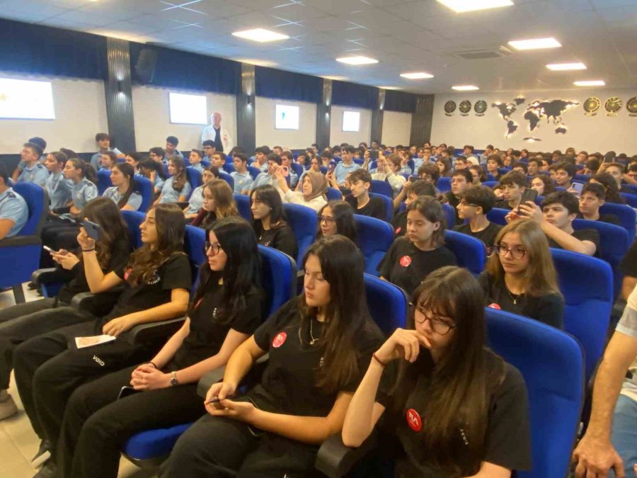 Dört Astronot Aksu’daki Uçak Okulunda Öğrencilerle Bir Araya Geldi