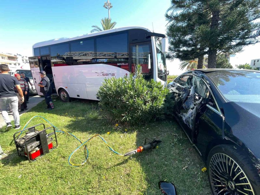 Antalya’da Midibüs İle Otomobilin Çarpışma Anı Kamerada: 2 Yaralı