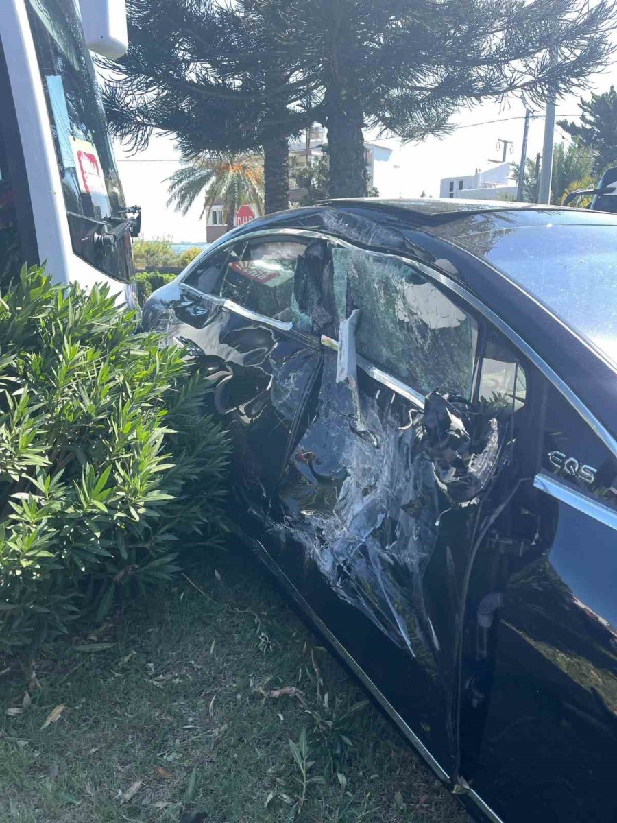 Antalya’da Midibüs İle Otomobilin Çarpışma Anı Kamerada: 2 Yaralı