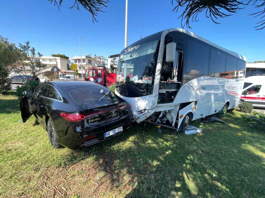 Antalya’da Midibüs İle Otomobilin Çarpışma Anı Kamerada: 2 Yaralı