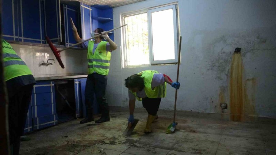 Kepez’de Çöp Ev Operasyonu, Ekipler 6 Kamyon Atık Çakırdı