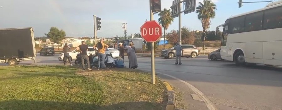 Manavgat’ta Otel Servisi İle Motosiklet Çarpıştı: 1 Yaralı