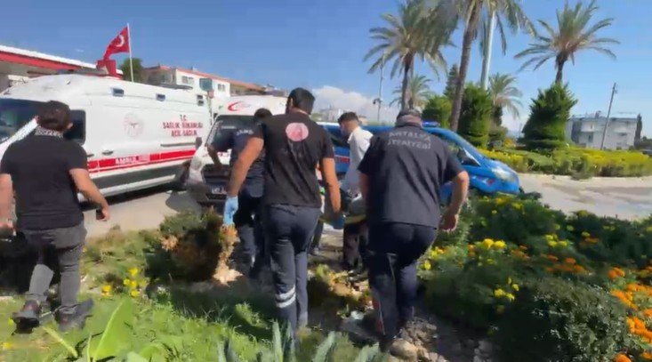 Antalya’da Midibüs İle Otomobilin Çarpışma Anı Kamerada: 2 Yaralı