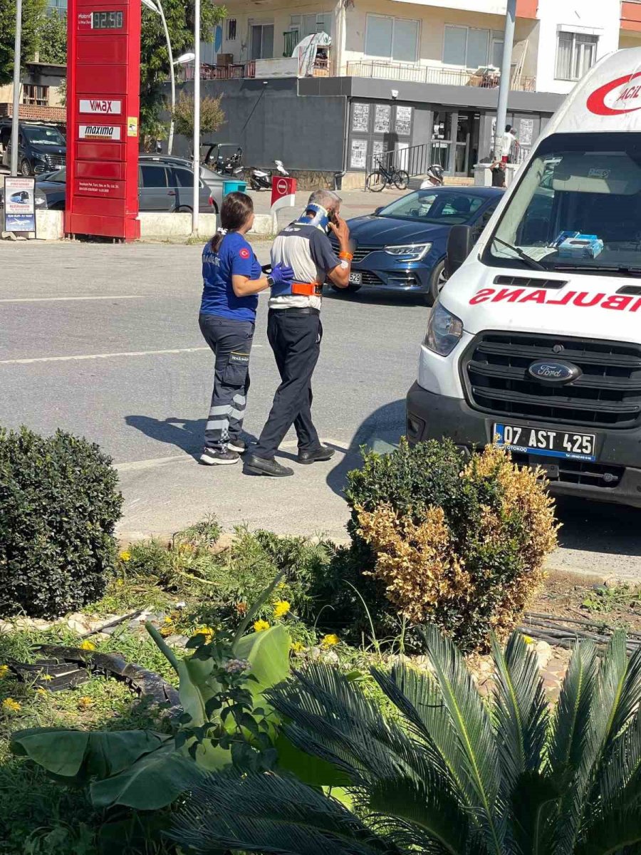 Antalya’da Midibüs İle Otomobilin Çarpışma Anı Kamerada: 2 Yaralı