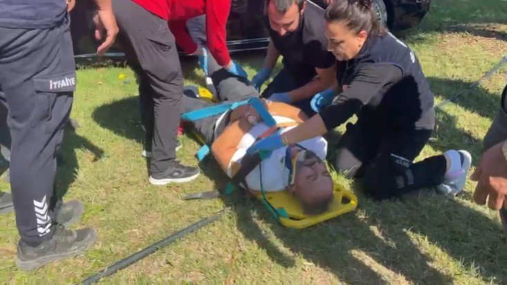 Antalya’da Midibüs İle Otomobilin Çarpışma Anı Kamerada: 2 Yaralı