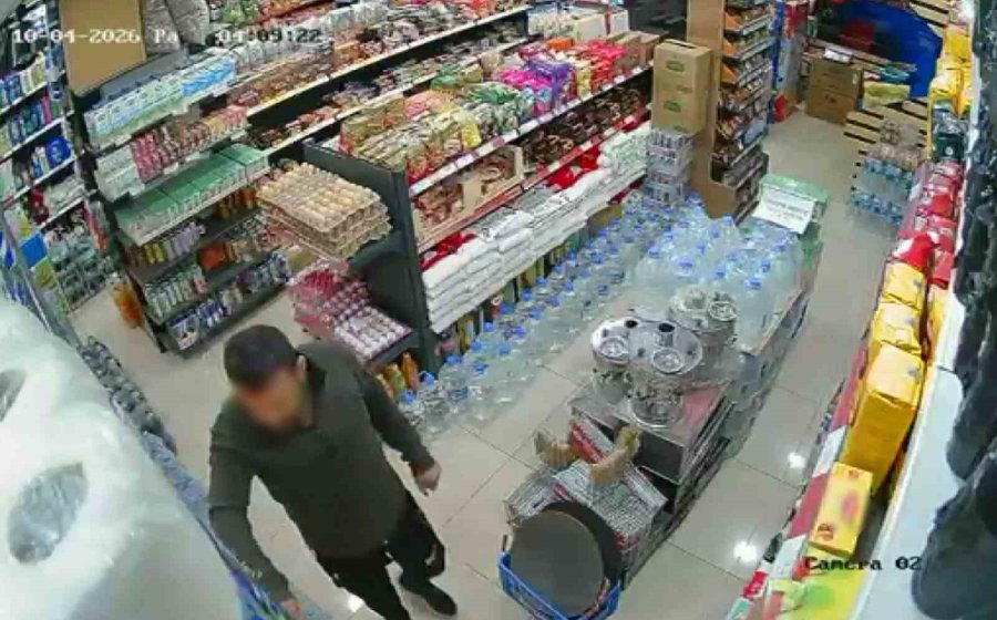 Marketçi Uyudu, Elini Kolunu Sallaya Sallaya Çaldı: O Anlar Kamerada
