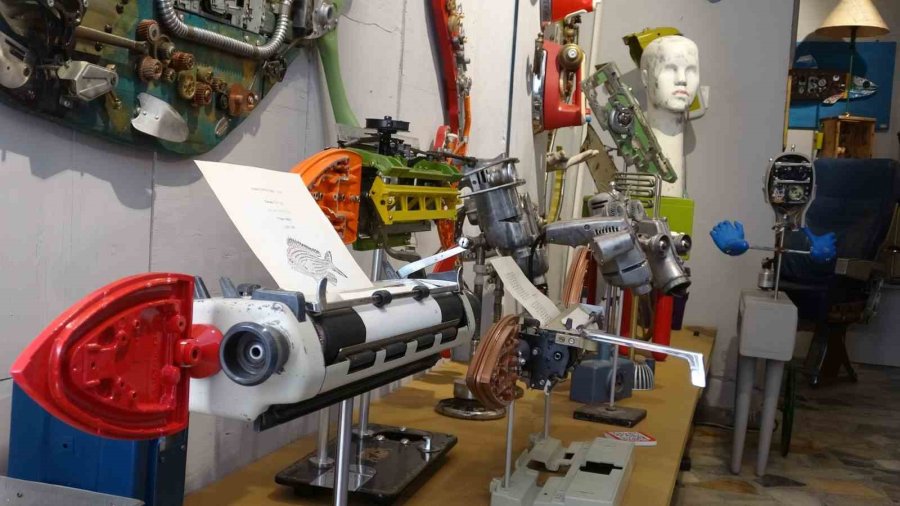 Çöpe Gidecek Elektronik Malzemeler Onun Ellerinde Sanat Eserine Dönüşüyor