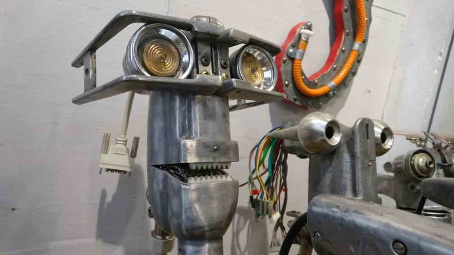 Çöpe Gidecek Elektronik Malzemeler Onun Ellerinde Sanat Eserine Dönüşüyor