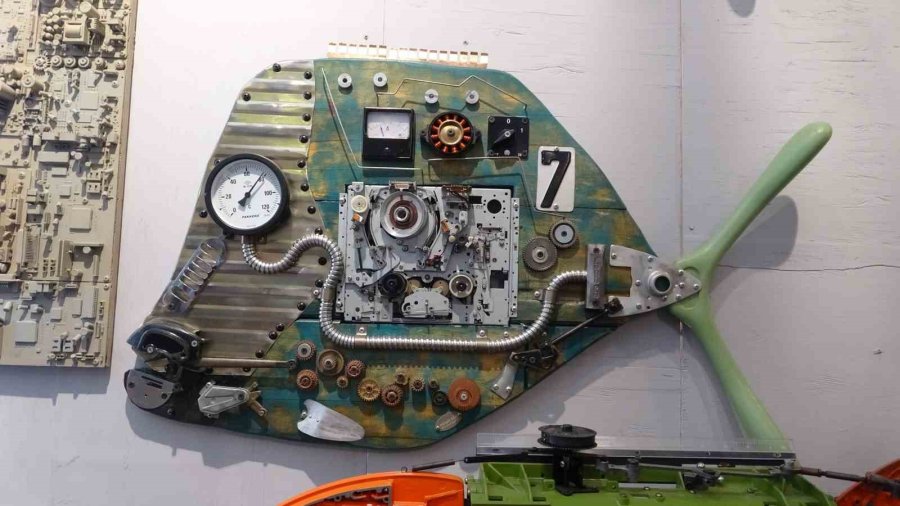 Çöpe Gidecek Elektronik Malzemeler Onun Ellerinde Sanat Eserine Dönüşüyor