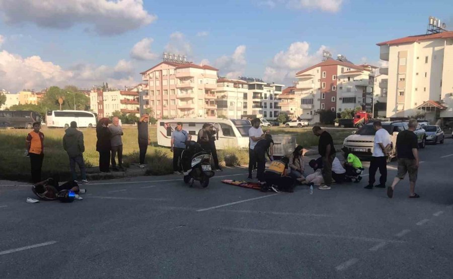 Manavgat’ta Motosikletler Çarpıştı: 3 Yaralı