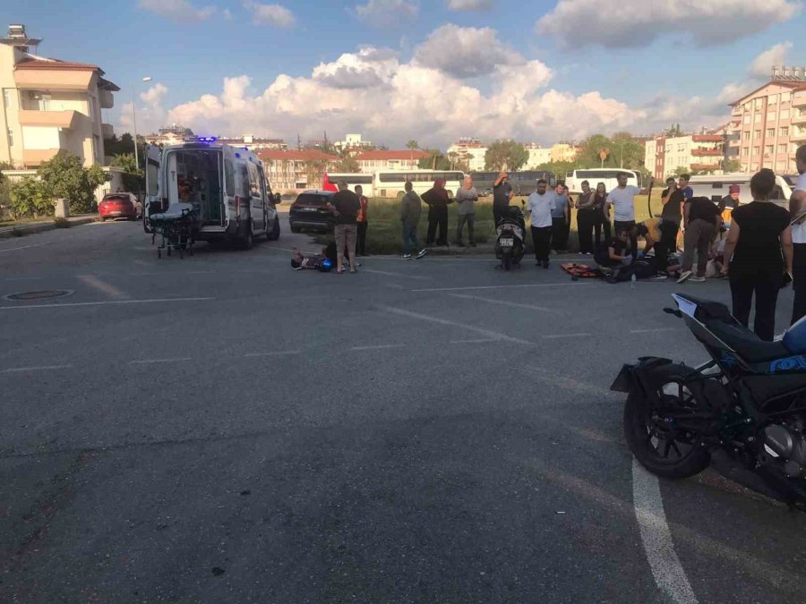 Manavgat’ta Motosikletler Çarpıştı: 3 Yaralı