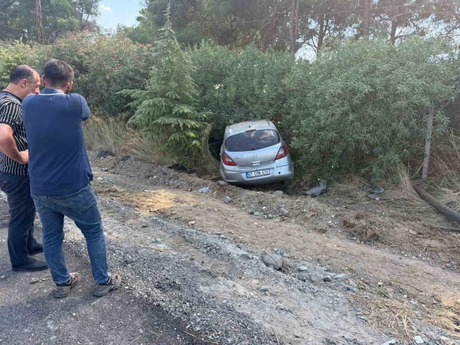 Serik’te Kontrolden Çıkan Otomobil Şarampole Yuvarlandı