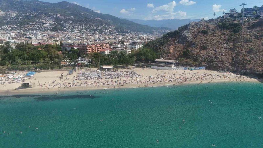 Antalya Plajlarında Ekim Ayında Yazdan Kalma Günler