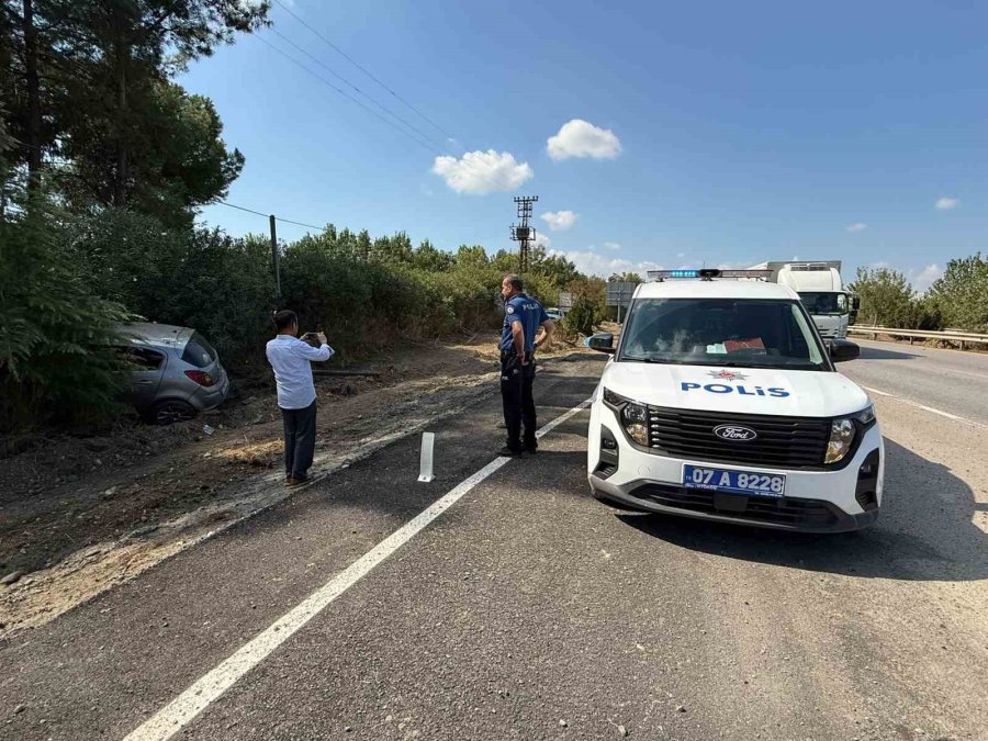 Serik’te Kontrolden Çıkan Otomobil Şarampole Yuvarlandı