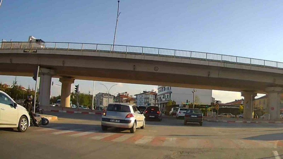 Kırmızı Işıkta Duran Motosiklete Otomobil Çarptı: 1 Polis Yaralandı