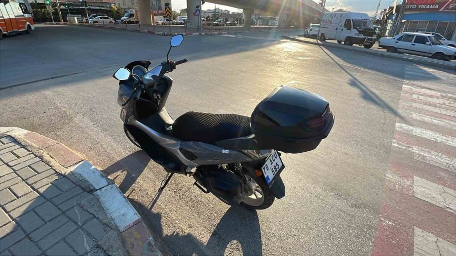 Kırmızı Işıkta Duran Motosiklete Otomobil Çarptı: 1 Polis Yaralandı