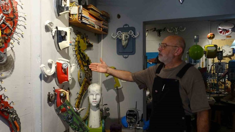 Çöpe Gidecek Elektronik Malzemeler Onun Ellerinde Sanat Eserine Dönüşüyor