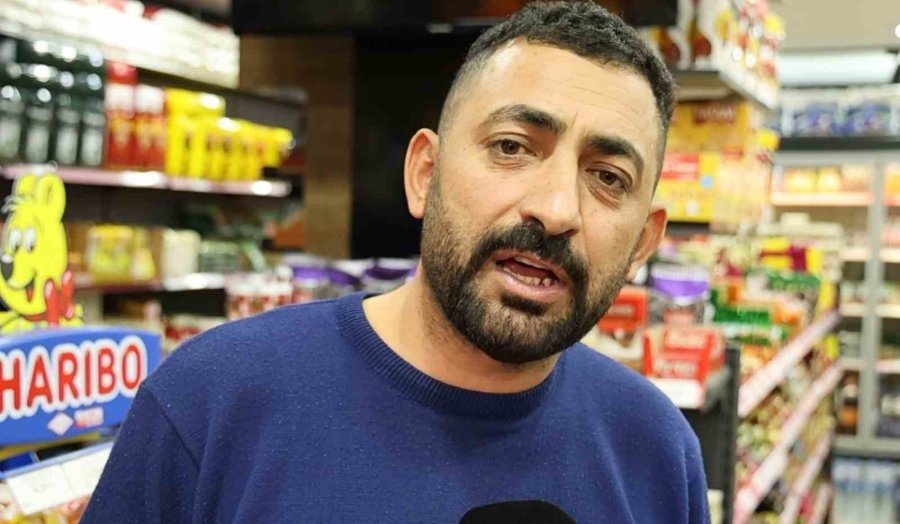 Marketçi Uyudu, Elini Kolunu Sallaya Sallaya Çaldı: O Anlar Kamerada
