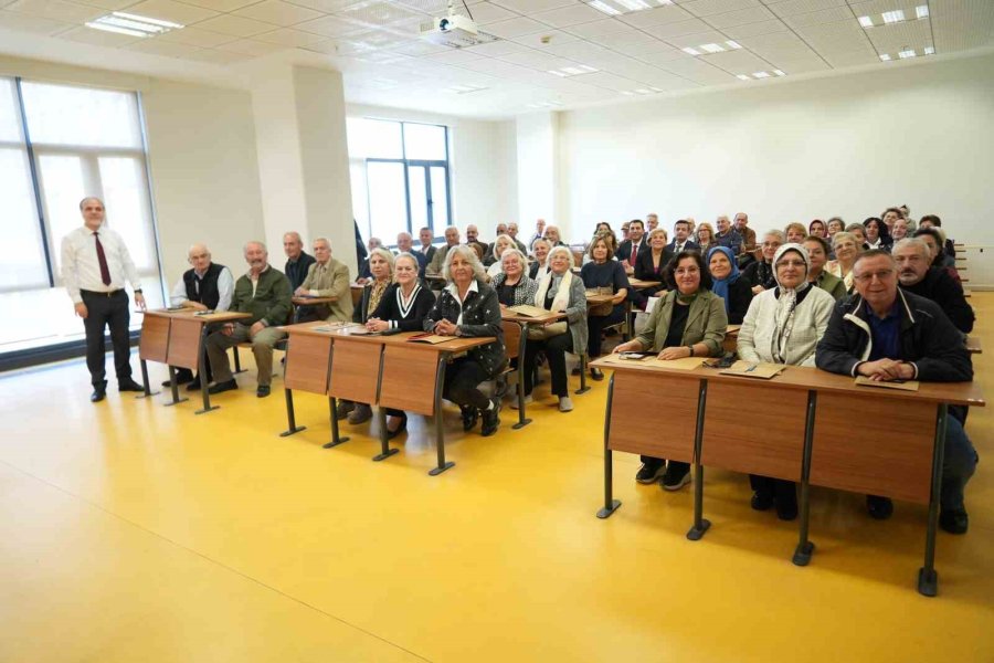 Niğde’de Üniversite Sıralarında Yaş Sınırı Kalktı: 60 Yaş Üstü Öğrenciler İlk Derslerine Başladı