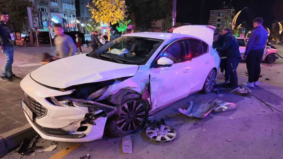 Niğde’de İki Otomobil Çarpıştı: 1 Yaralı