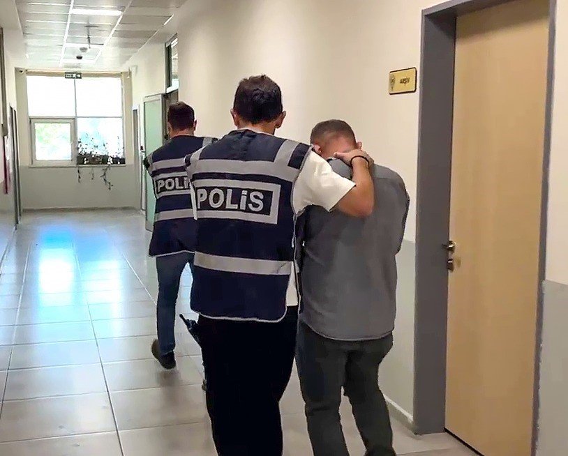 Telefonda Kendisini Polisi Olarak Tanıtan Dolandırıcılara Milyonluk Ziynet Eşyasını Verdi