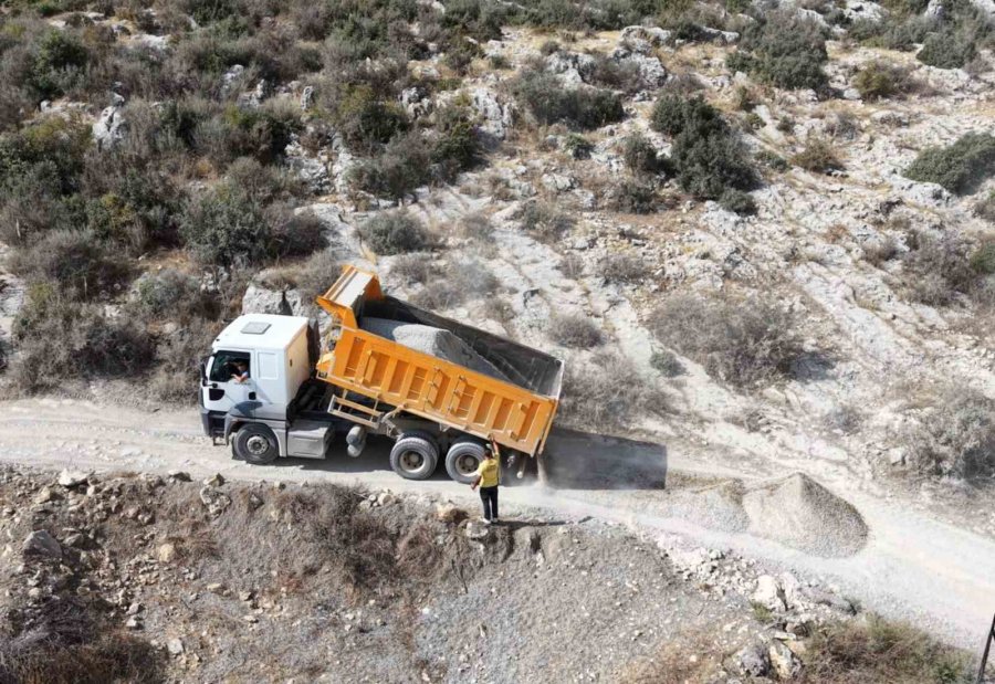Tarsus’un Kırsal Mahallelerinde Yol Çalışmaları Sürüyor