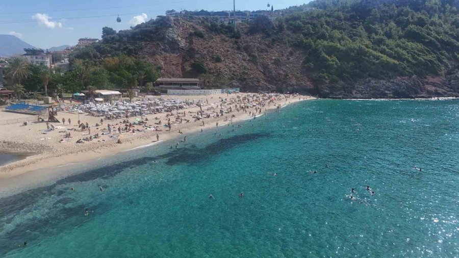 Antalya Plajlarında Ekim Ayında Yazdan Kalma Günler