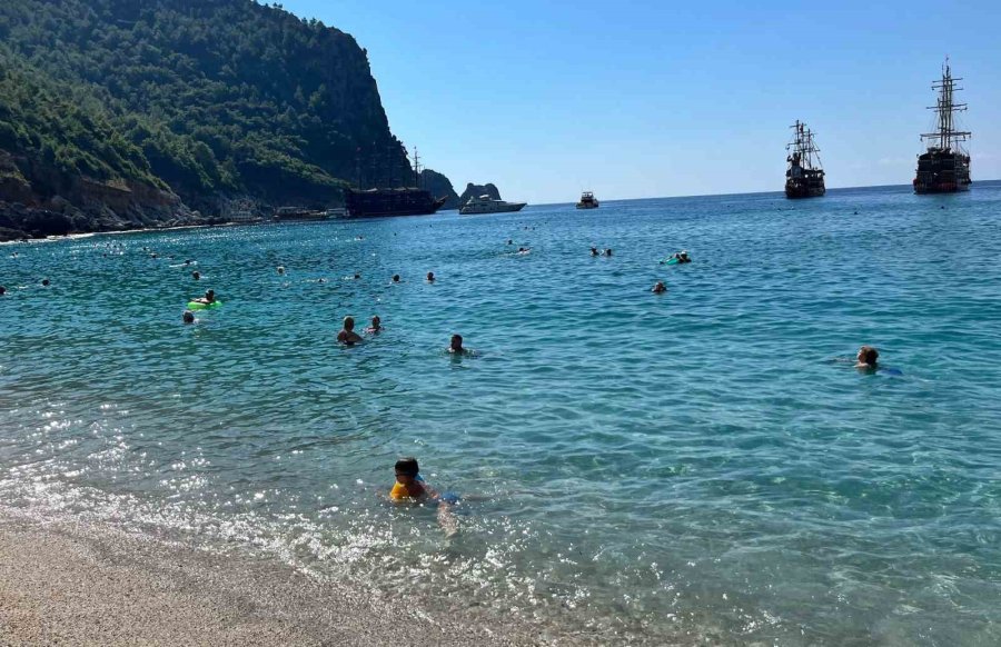 Antalya Plajlarında Ekim Ayında Yazdan Kalma Günler