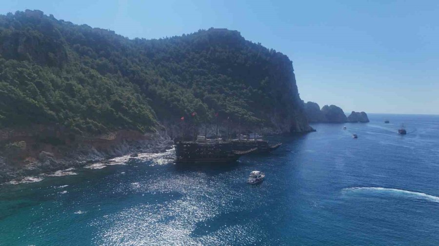 Antalya Plajlarında Ekim Ayında Yazdan Kalma Günler