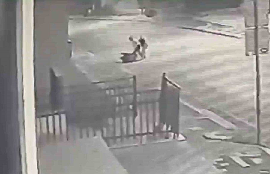 Aksaray’da Bir Kadın, 2 Kadın Tarafından Yol Ortasında Böyle Darp Edildi