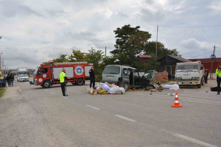 Antalya’da İki Kamyonet Çarpıştı: 1 Ölü, 2 Yaralı
