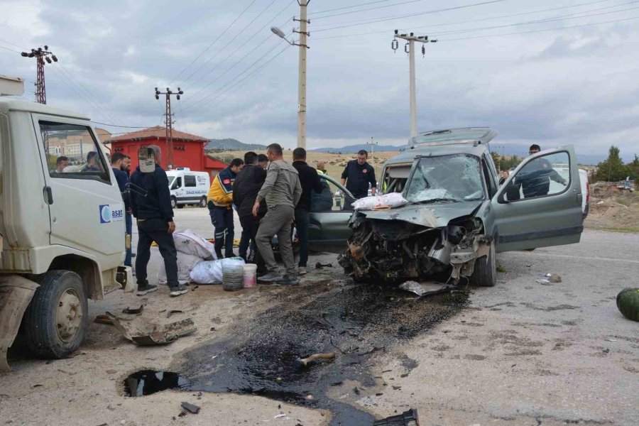 Antalya’da İki Kamyonet Çarpıştı: 1 Ölü, 2 Yaralı