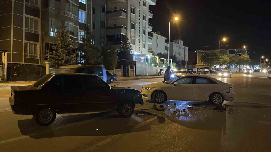 Karaman’da Hafif Ticari Araç Kaza Yapan Otomobile Çarptı: 2 Yaralı