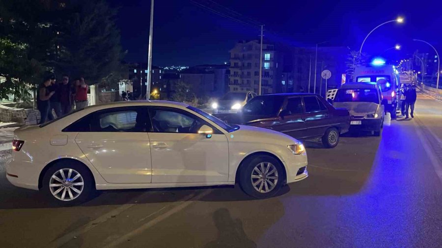 Karaman’da Hafif Ticari Araç Kaza Yapan Otomobile Çarptı: 2 Yaralı