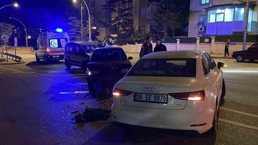 Karaman’da Hafif Ticari Araç Kaza Yapan Otomobile Çarptı: 2 Yaralı