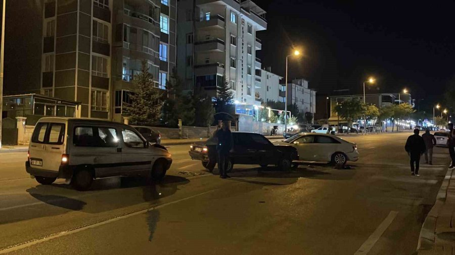 Karaman’da Hafif Ticari Araç Kaza Yapan Otomobile Çarptı: 2 Yaralı