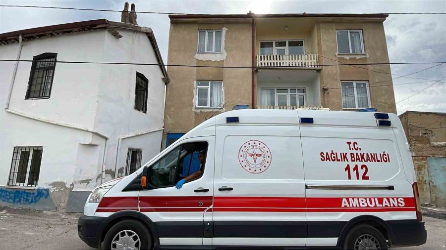 Karaman’da Balkondan Düşen 2 Yaşındaki Çocuk Yaralandı