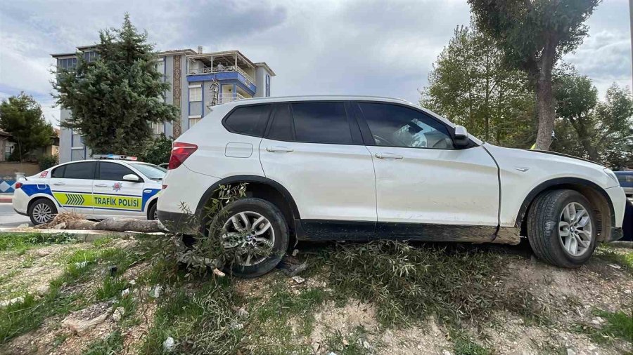 Karaman’da Kontrolden Çıkan Cip Kaldırımdaki Ağacı Devirdi