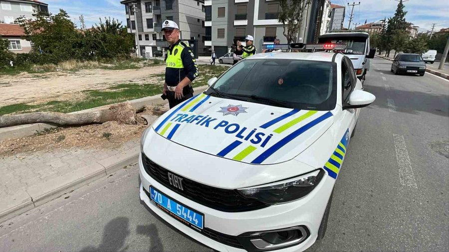Karaman’da Kontrolden Çıkan Cip Kaldırımdaki Ağacı Devirdi